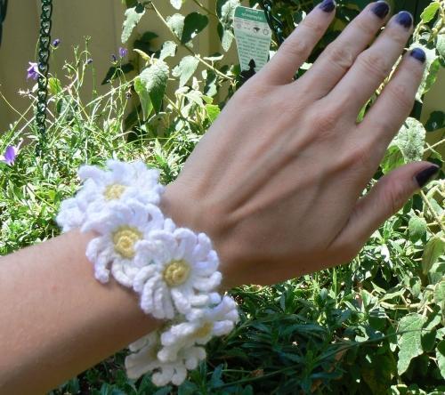 bracelet crochete avec des marguerites