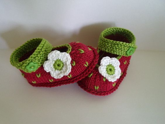 chaussons fraises bebe crochet 1