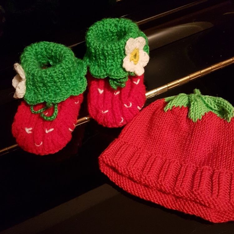 chaussons fraises bebe crochet 2