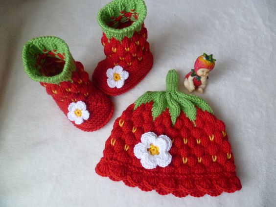 chaussons fraises bebe crochet 3