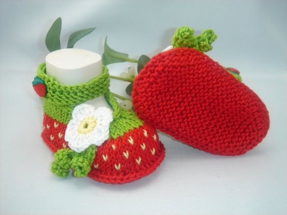 chaussons fraises bebe crochet