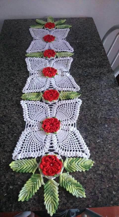 chemin de table au crochet avec fleurs 6