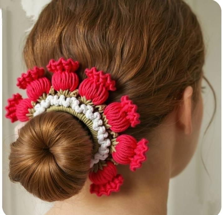 Chouchous au crochet à motif de lys fleuris : l’accessoire délicat qui transforme une coiffure simple chouchous au crochet a motif de lys fleuris 2