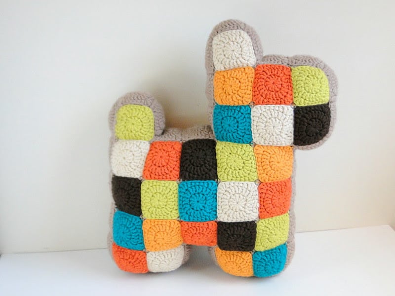 coussins animaux avec mini carres au crochet 1