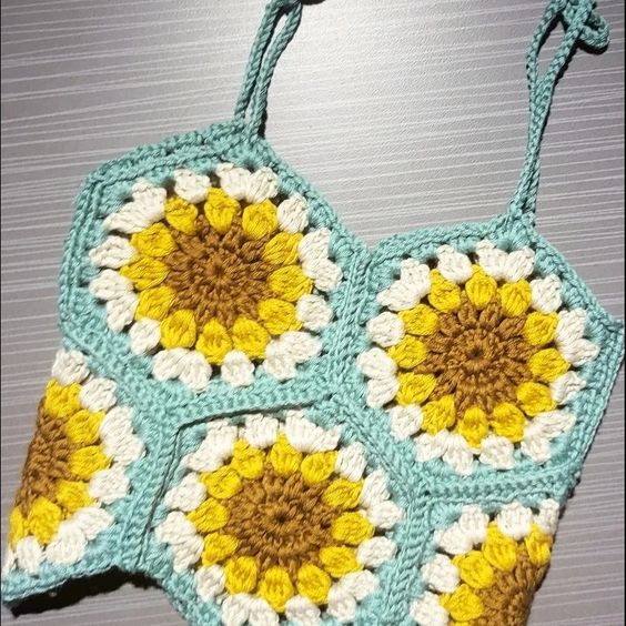crop top crochet de fleurs africaines 9