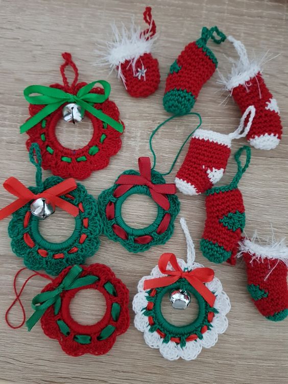 decorations de noel au crochet avec anneaux de rideau 8