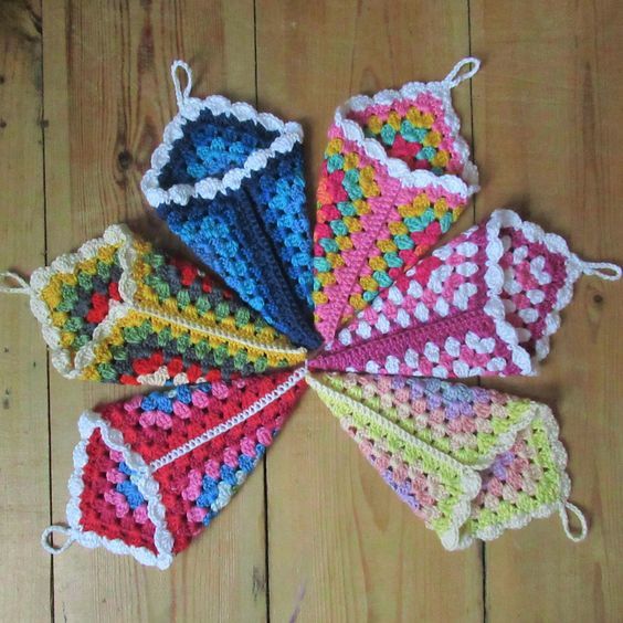 decorations suspendues de cones de sac au crochet 7