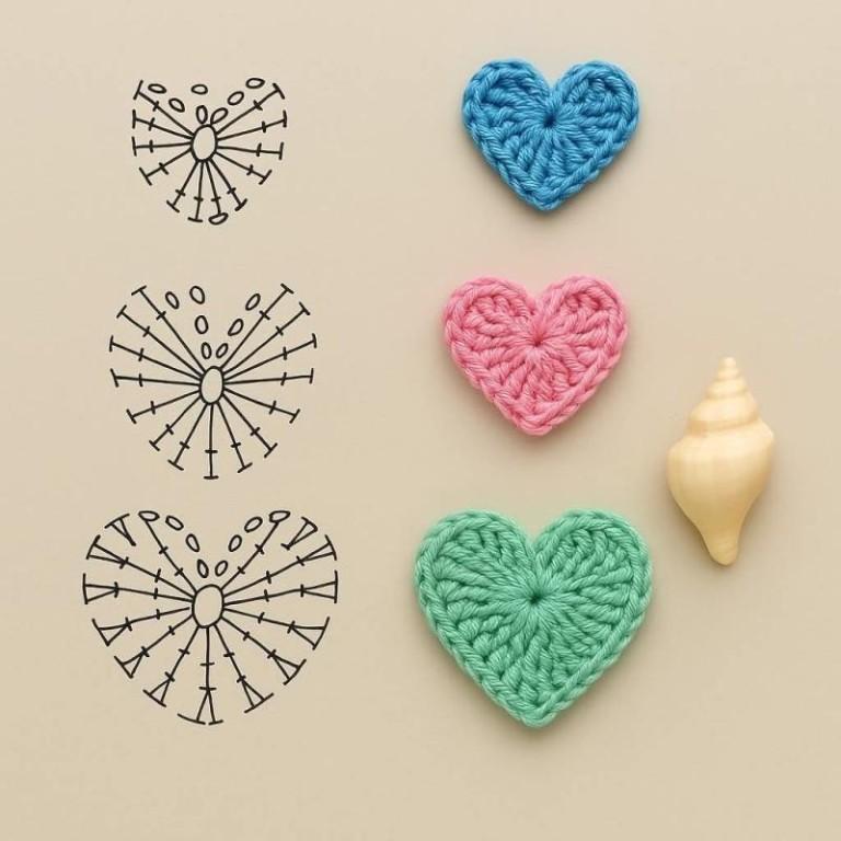 gants sans doigts au crochet avec coeu