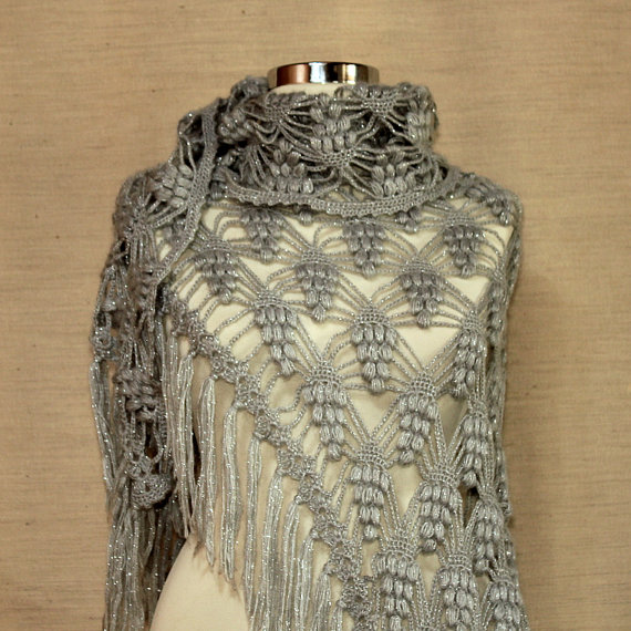 Magnifique châle au crochet avec un point de raisin — Élégance texturée et intemporalité artisanale magnifique chale au crochet avec un point de raisin 2