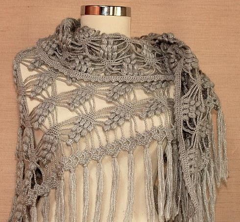 Magnifique châle au crochet avec un point de raisin — Élégance texturée et intemporalité artisanale magnifique chale au crochet avec un point de raisin 3