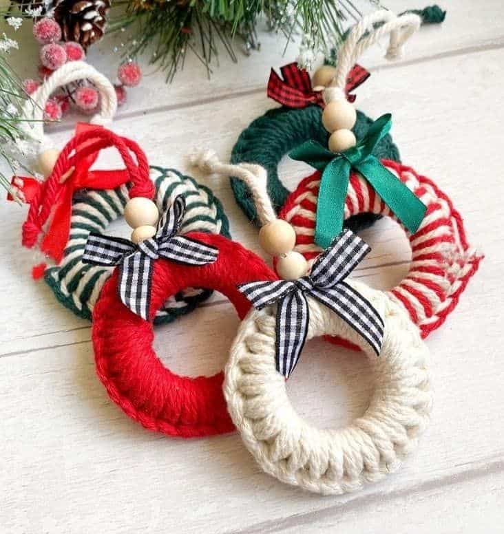 mini couronnes de noel en macrame 5