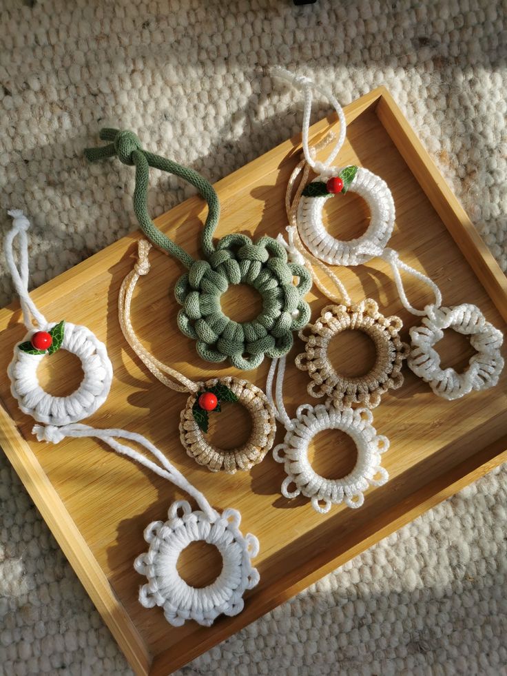 mini couronnes de noel en macrame 6