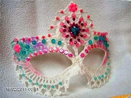 Masque de carnaval au crochet : le loup qui tient au visage modele au crochet masque de carnaval 1