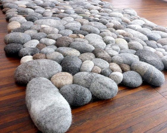 tapis a boules de feutre effet pierre